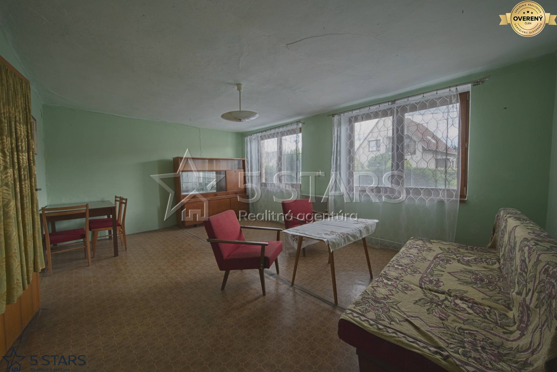 RD-castkovce-povodny stav-pozemok 1017m2-obývačka-obr1.jpg