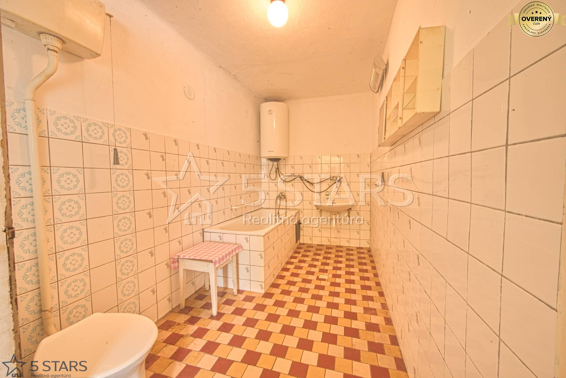 RD-castkovce-povodny stav-pozemok 1017m2-kupelna-obr7.jpg