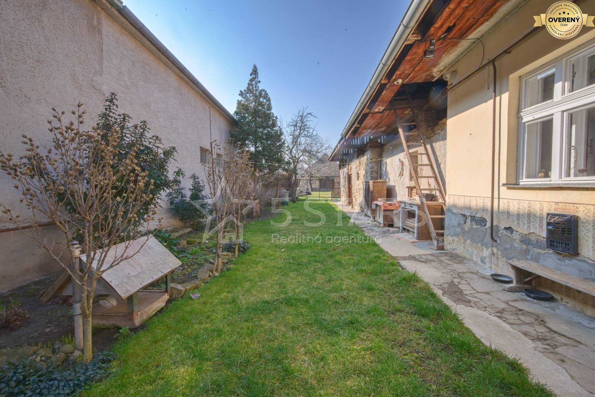 rd-predaj-cachtice-povodny stav-pozemok 1724m2-dvor-4.jpg