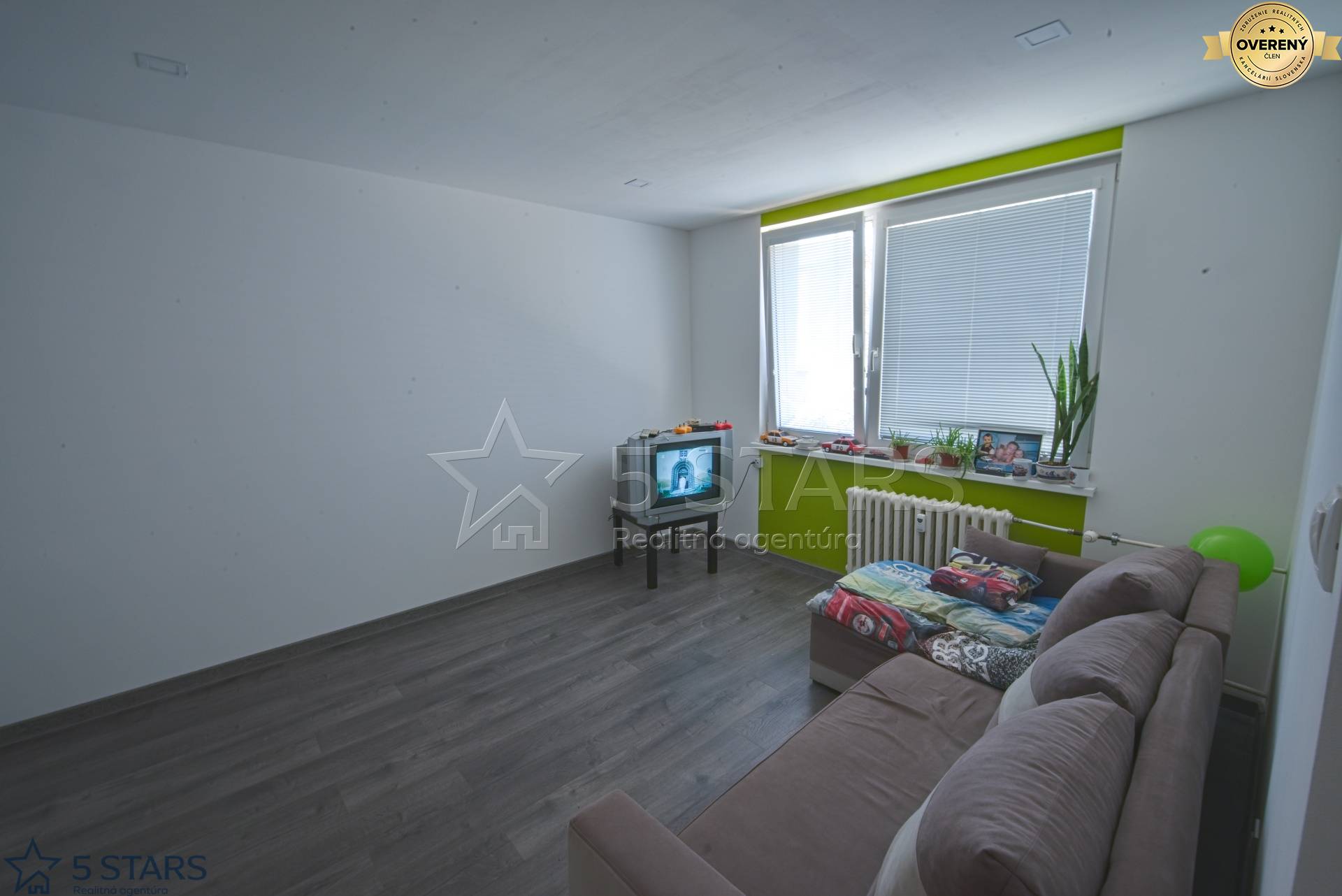 1izbovybyt-piestany-slnecny-ciastocnarekonstrukcia-28m2-izba-1.jpg