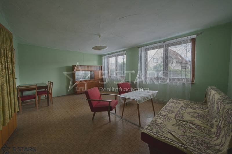 RD-castkovce-povodny stav-pozemok 1017m2-obývačka-obr1.jpg