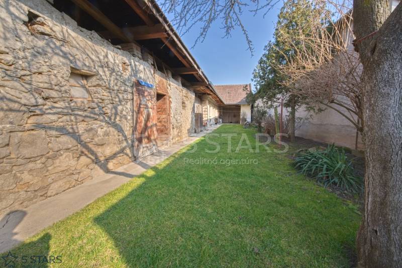 rd-predaj-cachtice-povodny stav-pozemok 1724m2-dvor-14.jpg