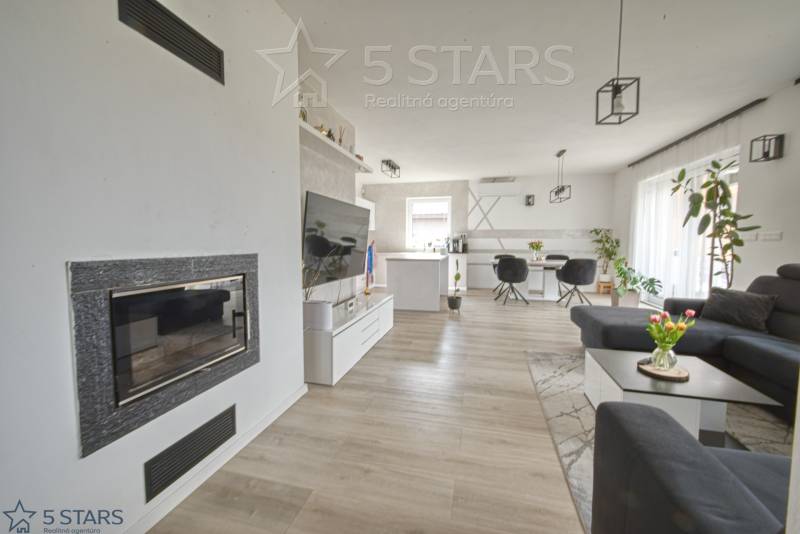 rd-predaj-neporadza-novostavba2022-pozemok 635m2-obývačka-2.jpg