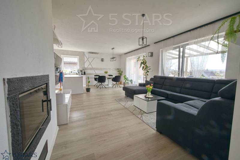 rd-predaj-neporadza-novostavba2022-pozemok 635m2-obývačka-1.jpg